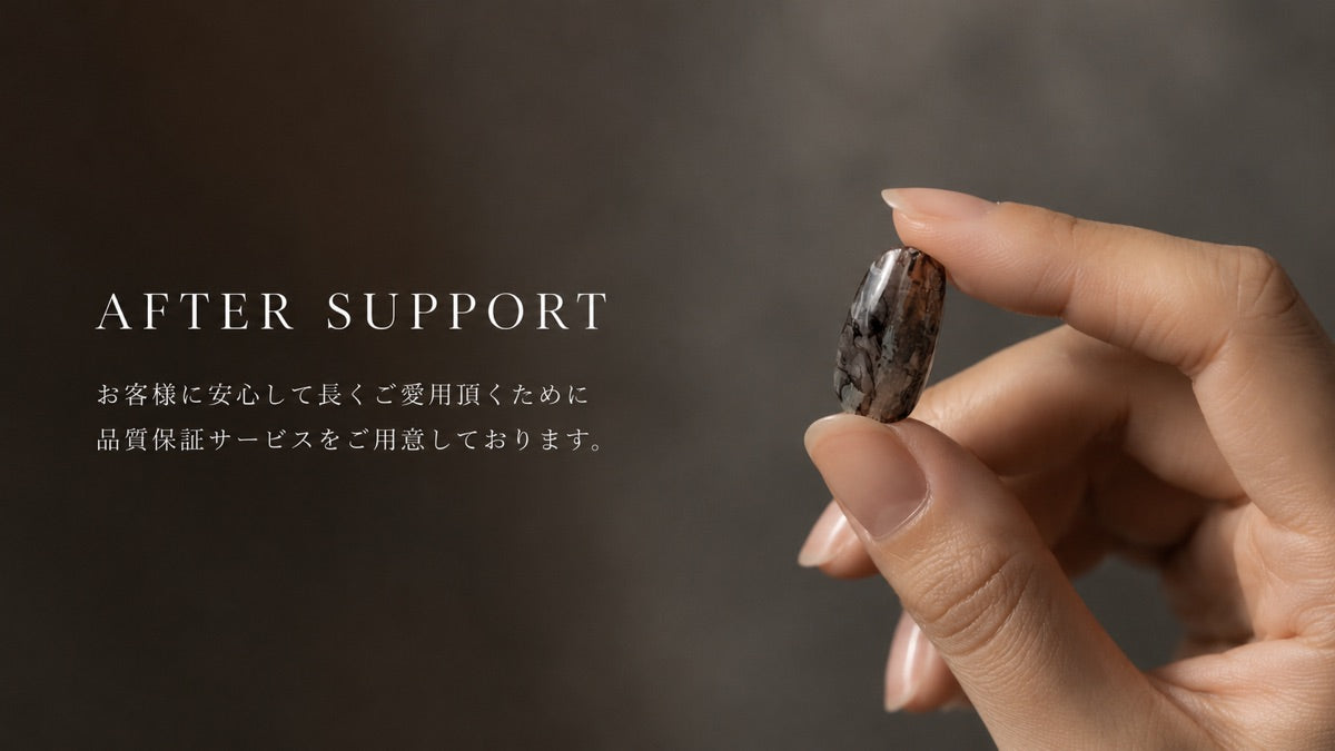 チップのお手入れコース用チップを持つ手。先端が黒っぽい筒状チップ